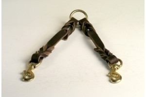 Koblingsstykke - Flettet i brunt læder med karabinhager i messing - 12 mm x 30 cm