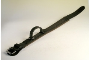 HALSBÅND - læder - foret med blødt skind - håndtag/ring - bredde 5 cm. - længde 85 cm. - m.brun - kr
