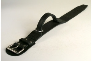 HALSBÅND - læder - bredde 5 cm. - håndtag/ring - længde 75 cm. - mørk brun - krome.