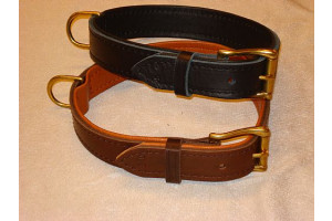 HALSBÅND - læder - foret med blødt skind - bredde 40 mm. - længde 65 cm. - brun - messing.